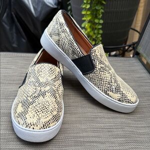 Vionic Demetra Croc Size 6 Slip-On Loafers